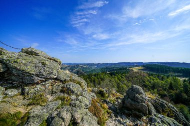 Rothaar Dağları 'ndaki Istenberg' deki Bruchhauser Steine yakınlarındaki manzara. Sauerland 'de yürüyüş patikaları..