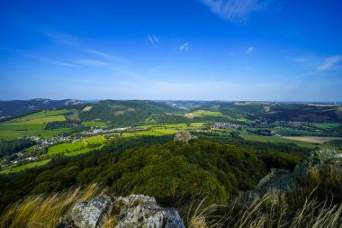 Rothaar Dağları 'ndaki Istenberg' deki Bruchhauser Steine yakınlarındaki manzara. Sauerland 'de yürüyüş patikaları..
