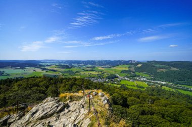 Rothaar Dağları 'ndaki Istenberg' deki Bruchhauser Steine yakınlarındaki manzara. Sauerland 'de yürüyüş patikaları..