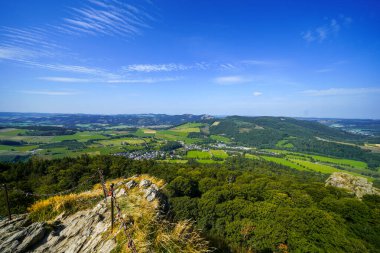 Rothaar Dağları 'ndaki Istenberg' deki Bruchhauser Steine yakınlarındaki manzara. Sauerland 'de yürüyüş patikaları..