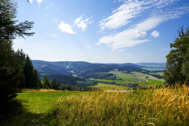 Rothaar Dağları 'ndaki Istenberg' deki Bruchhauser Steine yakınlarındaki manzara. Sauerland 'de yürüyüş patikaları..