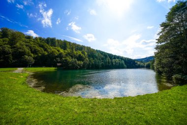 Rothaar Dağları 'ndaki Istenberg' deki Bruchhauser Steine yakınlarındaki manzara. Sauerland 'de yürüyüş patikaları..
