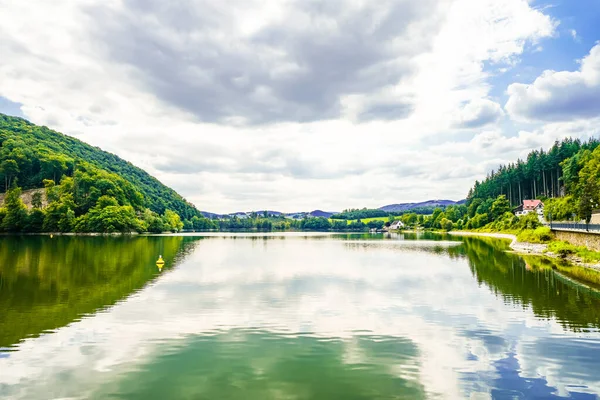 Diemelsee Gölü ve çevre manzarası. Sauerland 'deki su deposunda idilik doğa..