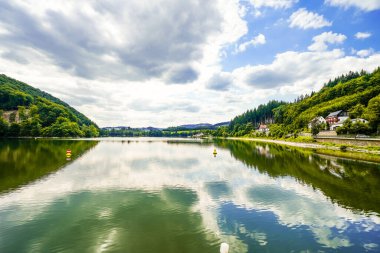 Diemelsee Gölü ve çevre manzarası. Sauerland 'deki su deposunda idilik doğa..
