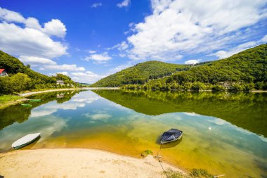 Diemelsee Gölü ve çevre manzarası. Sauerland 'deki su deposunda idilik doğa..