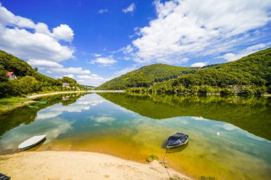 Diemelsee Gölü ve çevre manzarası. Sauerland 'deki su deposunda idilik doğa..