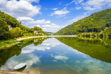Diemelsee Gölü ve çevre manzarası. Sauerland 'deki su deposunda idilik doğa..