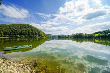 Diemelsee Gölü ve çevre manzarası. Sauerland 'deki su deposunda idilik doğa..