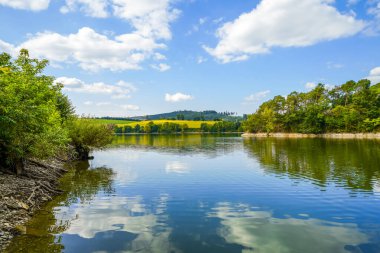 Diemelsee Gölü ve çevre manzarası. Sauerland 'deki su deposunda idilik doğa..