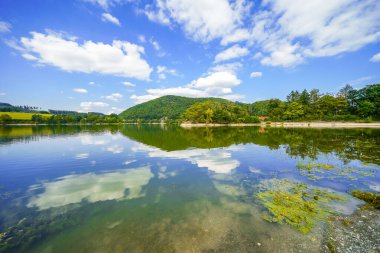 Diemelsee Gölü ve çevre manzarası. Sauerland 'deki su deposunda idilik doğa..