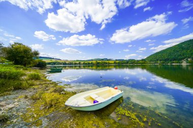 Diemelsee Gölü ve çevre manzarası. Sauerland 'deki su deposunda idilik doğa..