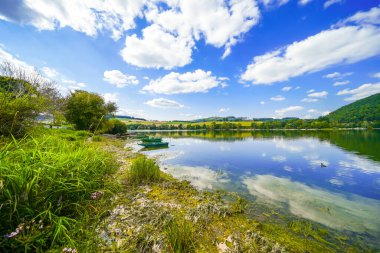 Diemelsee Gölü ve çevre manzarası. Sauerland 'deki su deposunda idilik doğa..