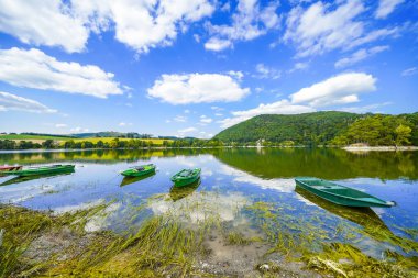 Diemelsee Gölü ve çevre manzarası. Sauerland 'deki su deposunda idilik doğa..