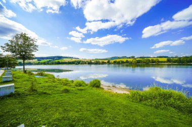 Diemelsee Gölü ve çevre manzarası. Sauerland 'deki su deposunda idilik doğa..