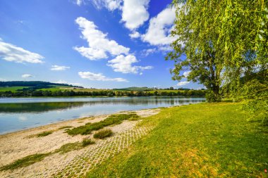 Diemelsee Gölü ve çevre manzarası. Sauerland 'deki su deposunda idilik doğa..