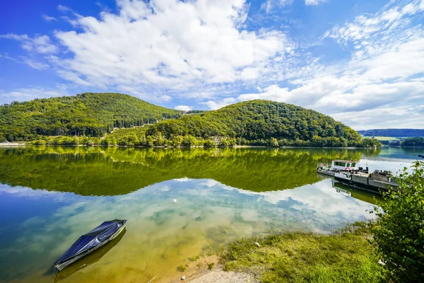 Diemelsee Gölü ve çevre manzarası. Sauerland 'deki su deposunda idilik doğa..