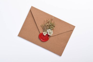 Zarf balmumu ile mühür izole üzerinde beyaz arka plan