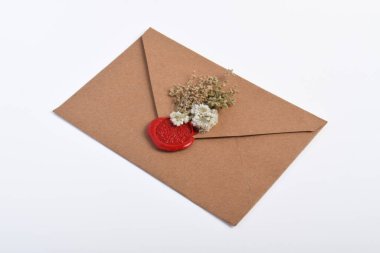 Zarf balmumu ile mühür izole üzerinde beyaz arka plan