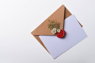 Beyaz arkaplanda izole edilmiş balmumu mühür ve kağıt levha ile zarf