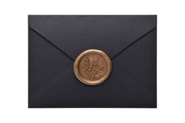 Beyaz zemin üzerinde balmumu mühürü olan siyah zarf