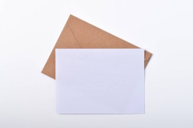 Kraft kağıt zarf ve boş harf beyaz arkaplanda izole