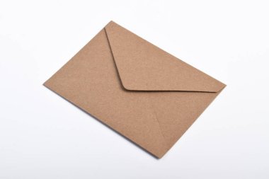 Beyaz zemin üzerinde izole kahverengi eski kağıt zarf