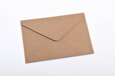 Beyaz zemin üzerinde izole kahverengi eski kağıt zarf