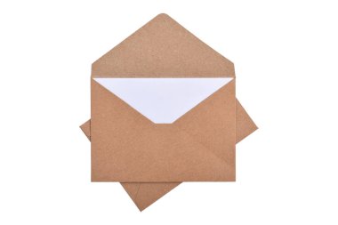 Beyaz zemin üzerinde izole kahverengi eski kağıt zarf