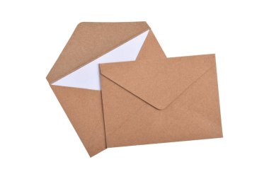 Beyaz zemin üzerinde izole kahverengi eski kağıt zarf