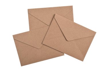 Beyaz zemin üzerinde izole kahverengi eski kağıt zarf