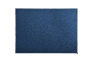 Beyaz arka planda izole edilmiş zarif koyu mavi kağıt zarf.