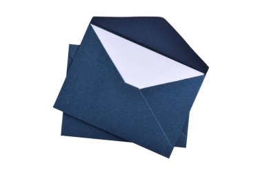 Beyaz arka planda izole edilmiş zarif koyu mavi kağıt zarf.