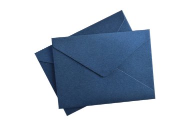 Beyaz arka planda izole edilmiş zarif koyu mavi kağıt zarf.