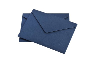 Beyaz arka planda izole edilmiş zarif koyu mavi kağıt zarf.