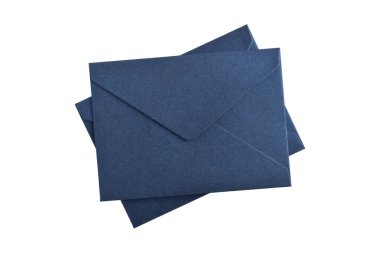 Beyaz arka planda izole edilmiş zarif koyu mavi kağıt zarf.
