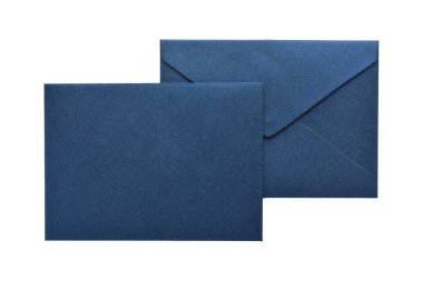 Beyaz arka planda izole edilmiş zarif koyu mavi kağıt zarf.