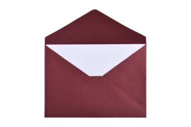Açılmış kırmızı kağıt zarf beyaz arkaplanda izole edilmiş.