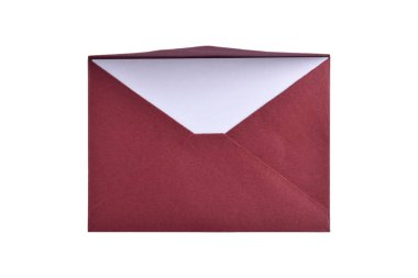 Açılmış kırmızı kağıt zarf beyaz arkaplanda izole edilmiş.
