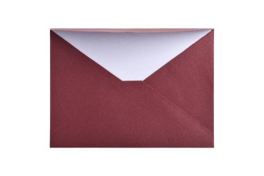 Açılmış kırmızı kağıt zarf beyaz arkaplanda izole edilmiş.
