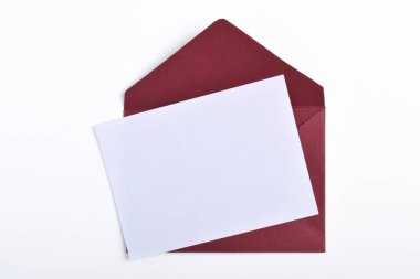 Kırmızı kağıt zarf ve beyaz arkaplanda izole edilmiş boş mektup