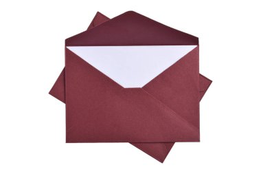 Beyaz arkaplanda izole edilmiş kırmızı renkli kağıt zarf