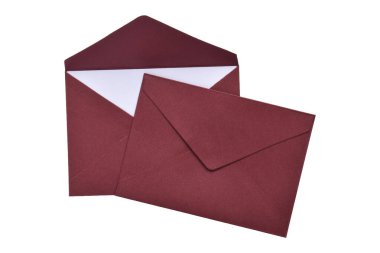 Beyaz arkaplanda izole edilmiş kırmızı renkli kağıt zarf