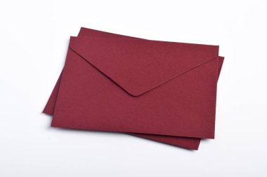 Beyaz arkaplanda izole edilmiş kırmızı renkli kağıt zarf