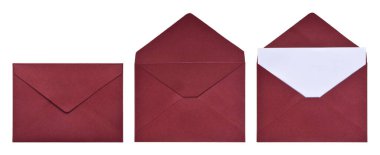 Beyaz arkaplanda izole edilmiş kırmızı zarflar kümesi