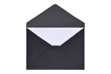 Açılmış siyah kağıt zarf beyaz arkaplanda izole edilmiş.