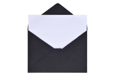 Açılmış siyah kağıt zarf beyaz arkaplanda izole edilmiş.