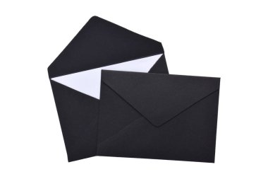 Beyaz arka planda siyah kağıt zarf izole