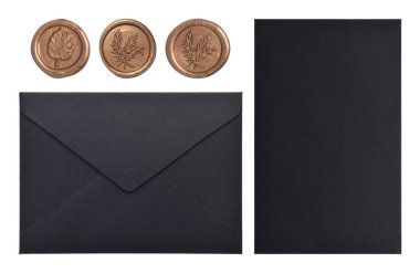 Beyaz arka planda izole edilmiş siyah zarflar ve balmumu mühürler.