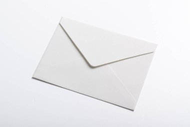 Beyaz arka planda izole edilmiş beyaz kağıt zarf