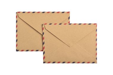 Beyaz zemin üzerinde izole kahverengi eski kağıt zarf